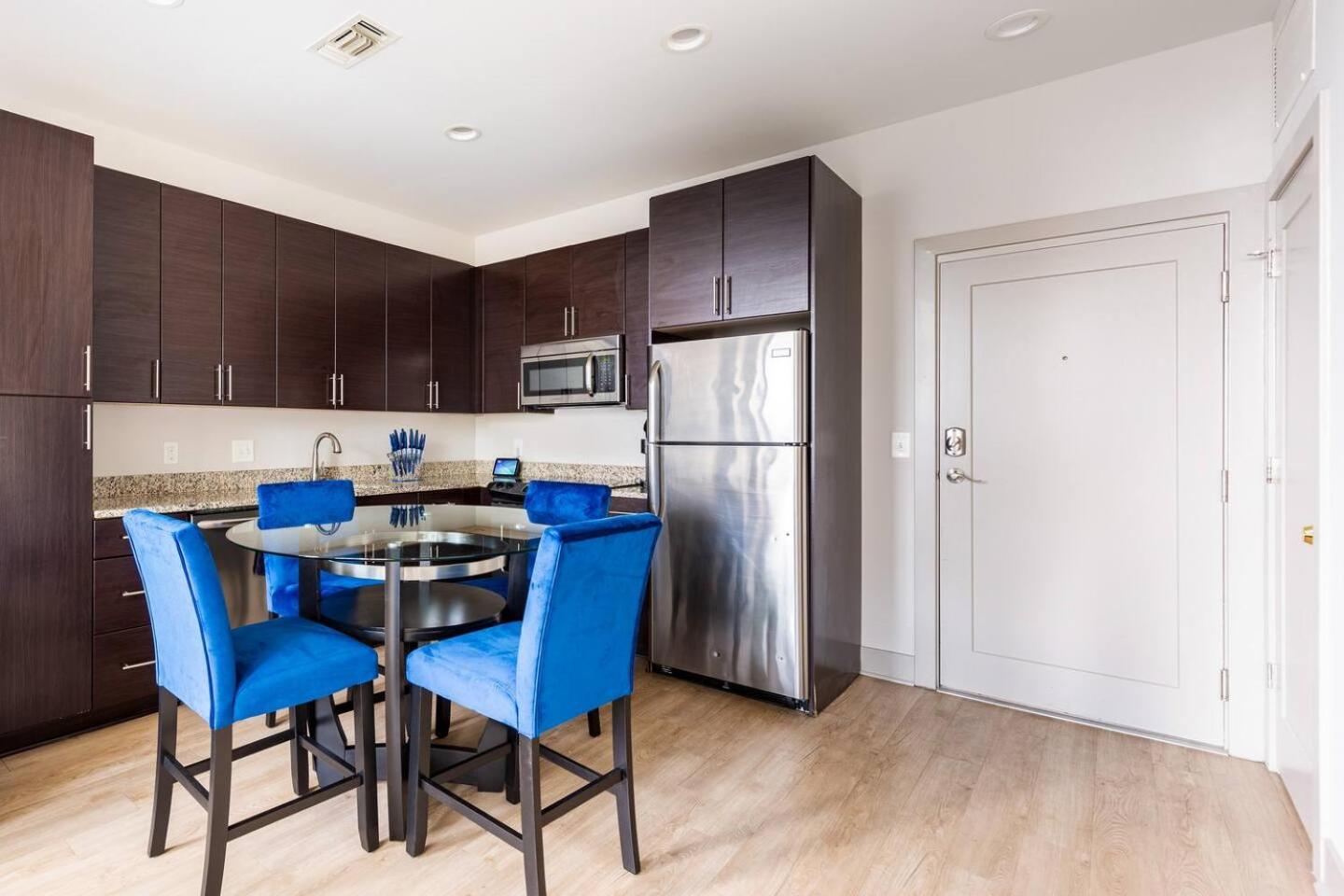 Luxury Inner Harbor Apartment Балтимор Экстерьер фото