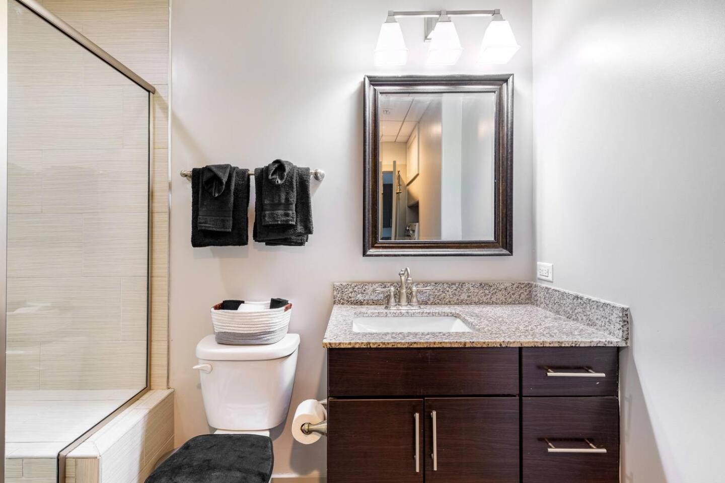 Luxury Inner Harbor Apartment Балтимор Экстерьер фото