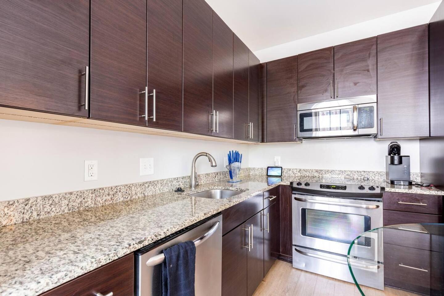 Luxury Inner Harbor Apartment Балтимор Экстерьер фото